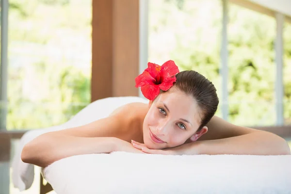 Schöne Frau liegt auf Massagetisch im Wellness-Center — Stockfoto