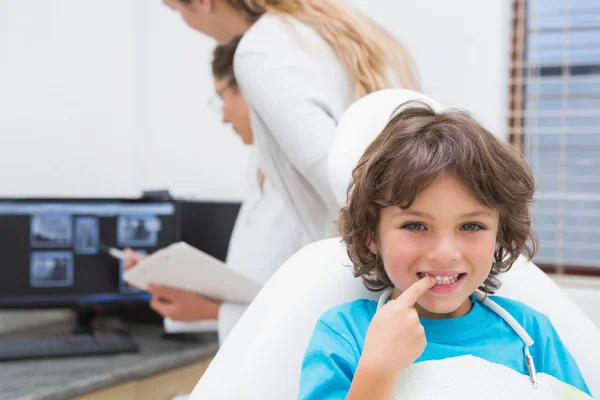 Kleiner Junge lächelt mit Mutter und Zahnarzt — Stockfoto