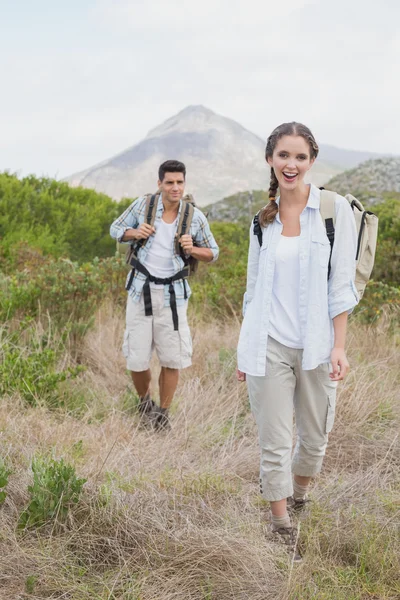 Escursioni di coppia passeggiando sul paesaggio di campagna — Foto Stock