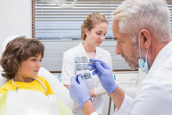 Dentista mostrando chico su boca rayos X — Foto de Stock