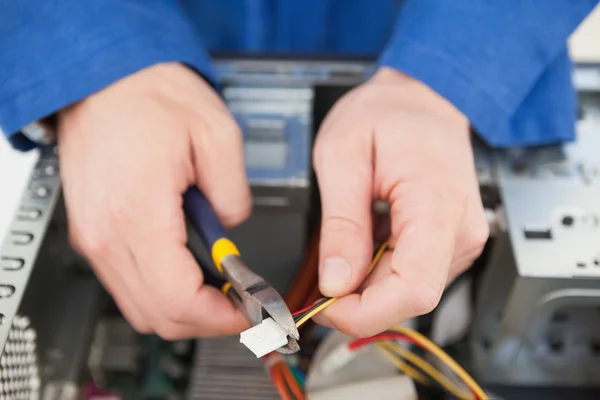 Компьютерный инженер работает на сломанном кабеле — стоковое фото