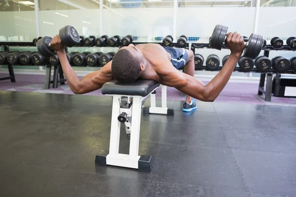 Hombre haciendo ejercicio con pesas en el gimnasio — Foto de Stock