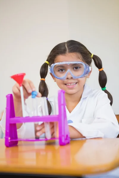 Leerling verkleed als wetenschapper in klas — Stockfoto