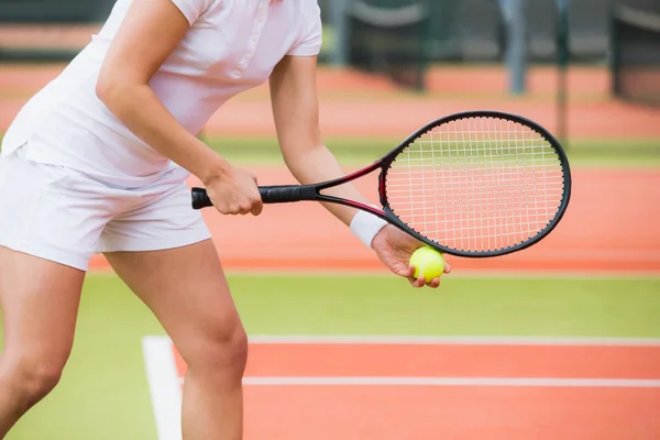 Konzentrierte Tennisspielerin bereit zum Aufschlag — Stockfoto