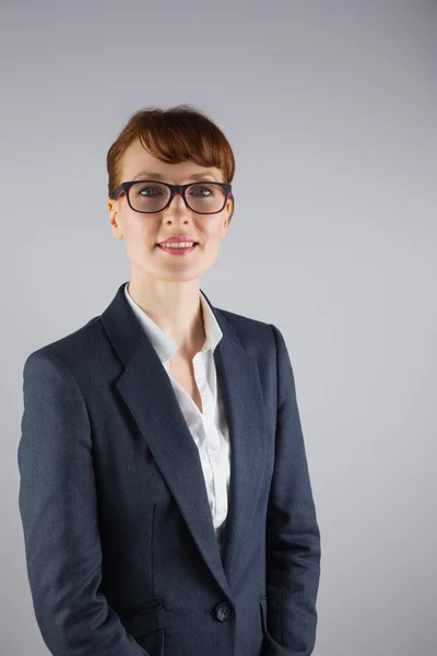 Femme d'affaires en lunettes souriant à la caméra — Photo