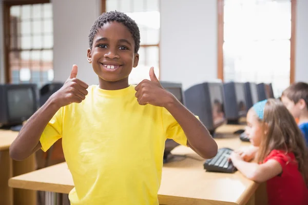 Lindo alumno en clase de informática sonriendo — Foto de Stock