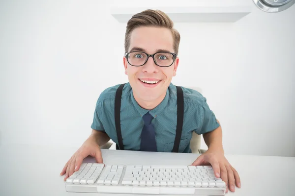 Casual opgewonden zakenman achter zijn Bureau te typen — Stockfoto