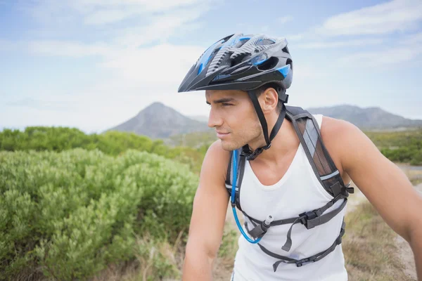 Atletik genç adam dağ bisikleti — Stok fotoğraf