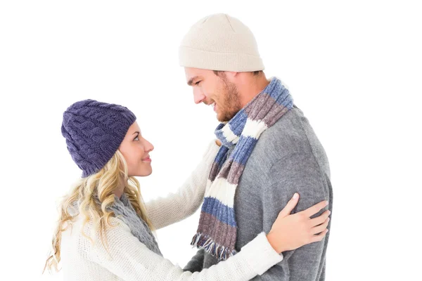 冬季时尚拥抱中迷人的情侣 — 图库照片