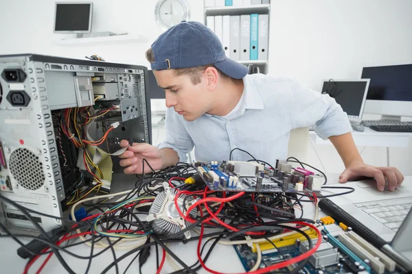 Computertechnicus werkt aan kapotte console — Stockfoto