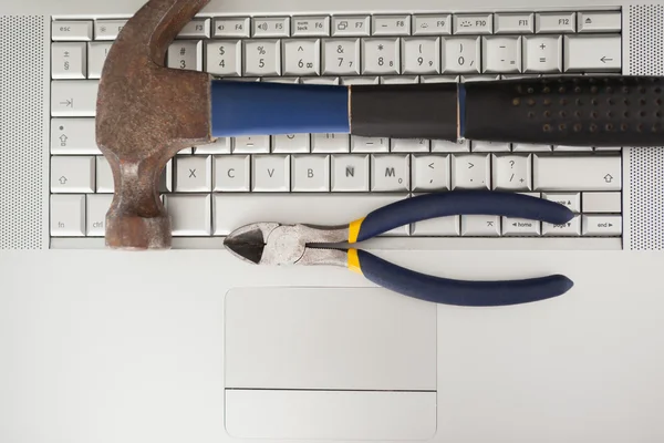 Hammer und Zange auf der Tastatur — Stockfoto