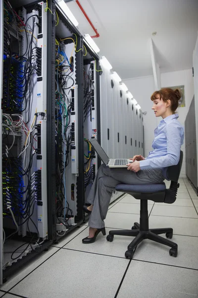 Technicus zittend op Conferentiedraai-stoel — Stockfoto