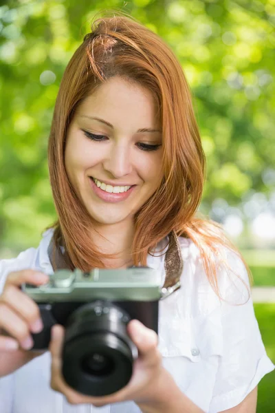 Rotschopf macht ein Foto im Park — Stockfoto