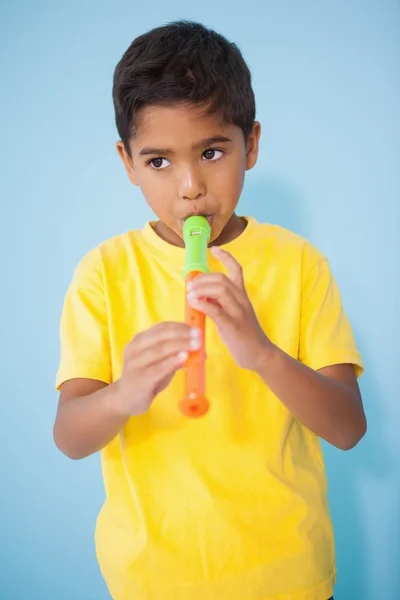 Kleine jongen spelen de recorder — Stockfoto