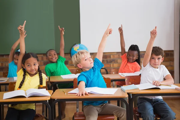 Schattig leerlingen verhogen hun handen — Stockfoto