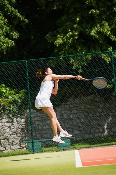 Красивая теннисистка, подающая мяч — стоковое фото