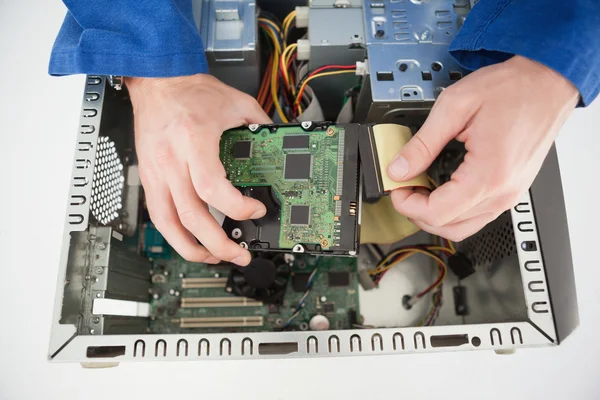 Computer ingenieur werken aan gebroken cpu — Stockfoto