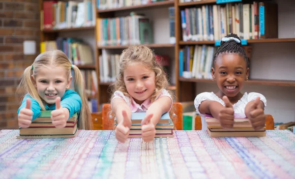 Pupilas bonitos sorrindo na biblioteca — Fotografia de Stock