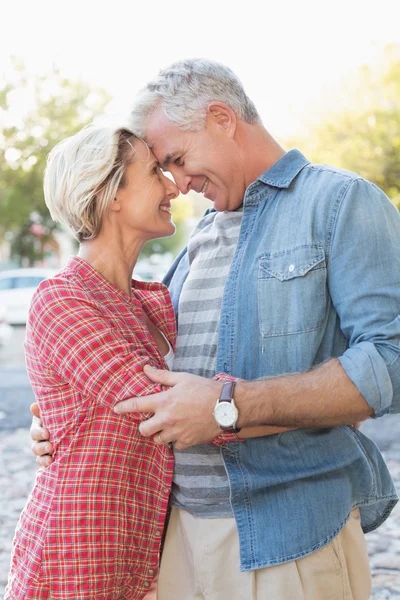 Happy mature couple hugging in the city — Stock Photo, Image