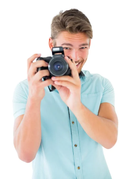 Όμορφος νέος άνθρωπος που κρατά την ψηφιακή φωτογραφική μηχανή — Φωτογραφία Αρχείου