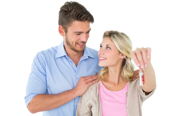Atraente jovem casal mostrando nova chave da casa — Fotografia de Stock