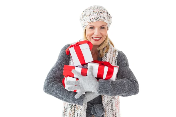 Χαμογελαστή γυναίκα στην χειμερινή μόδα κρατώντας δώρα — Φωτογραφία Αρχείου