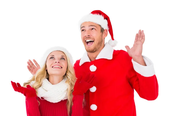 Pareja festiva sonriendo y mirando hacia arriba — Foto de Stock