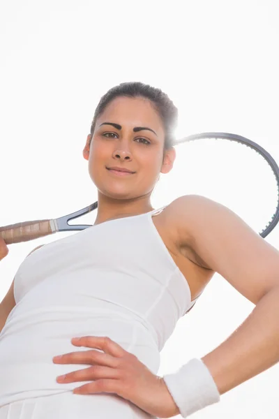 Jogador de tênis bonito segurando raquete sorrindo para a câmera — Fotografia de Stock