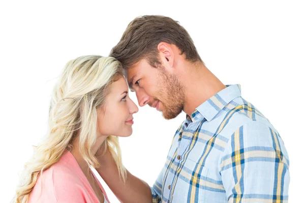 Casal atraente sorrindo um para o outro — Fotografia de Stock