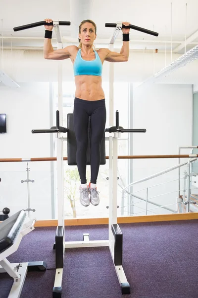 ジムで crossfit フィットネス トレーニングをやっている女性に適合します。 — ストック写真