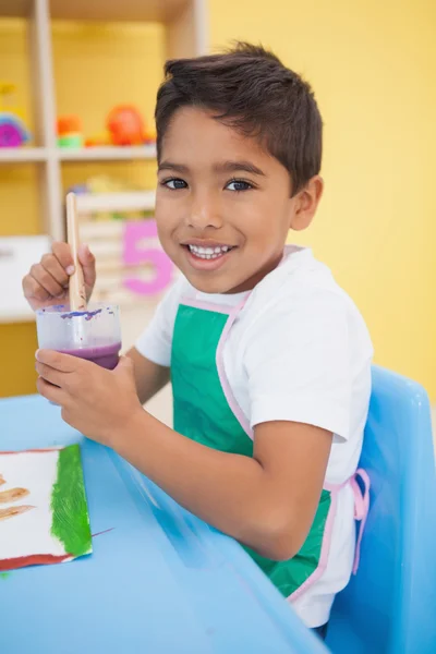 Маленький мальчик рисует за столом в классе — стоковое фото