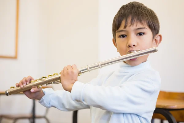 Žák hraje flétna v učebně — Stock fotografie