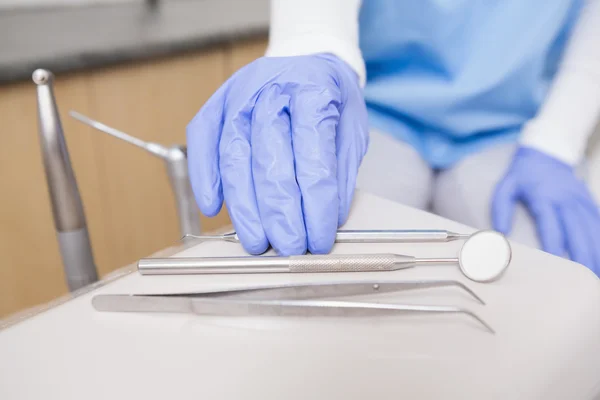 Tandläkare plocka upp dental verktyg — Stockfoto