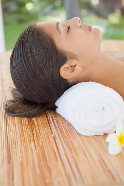 Brunette relaxante na mesa de massagem — Fotografia de Stock