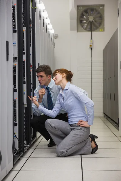 Equipo de técnicos arrodillados — Foto de Stock