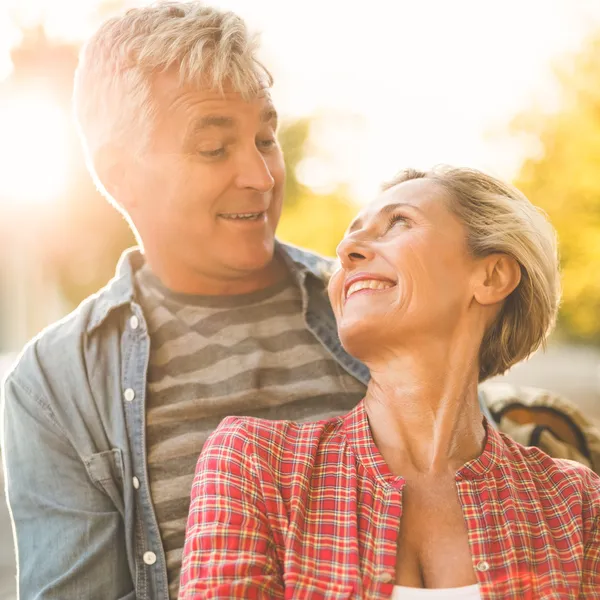 Happy mature couple hugging in the city — Stock Photo, Image