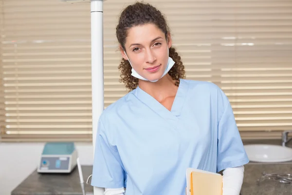 Tandarts in blauw scrubs camera kijken — Stockfoto