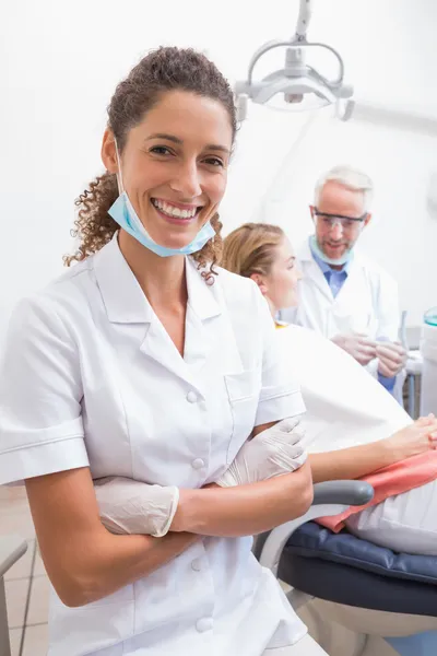 Tandsköterska med tandläkare och patient — Stockfoto