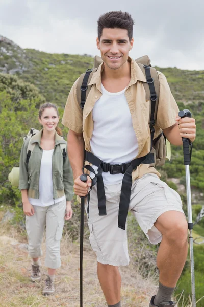Hiking couple walking on mountain terrain — Stock Photo, Image