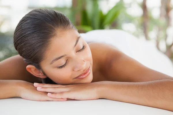 Brunette relaxante na mesa de massagem — Fotografia de Stock