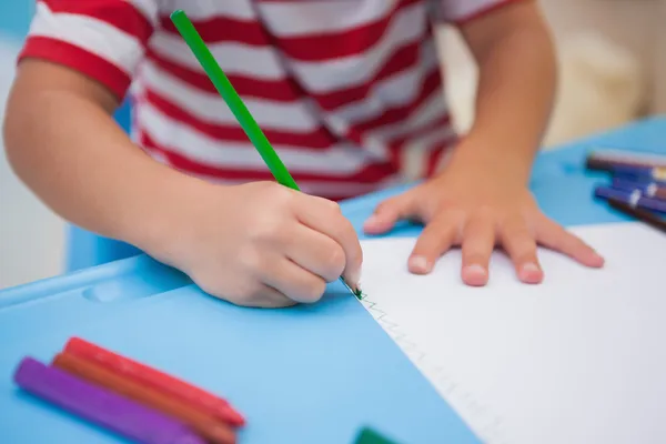 Liten pojke ritning på skrivbord — Stockfoto