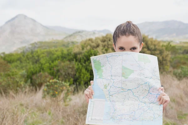 Harita tutarak, yürüyüş genç bir kadın portresi — Stok fotoğraf