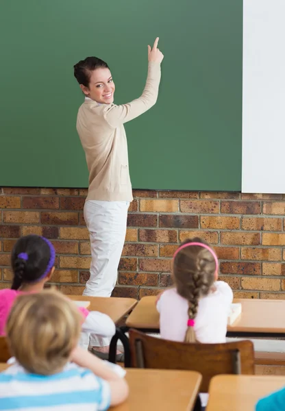 Alunos ouvindo professor em sala de aula — Fotografia de Stock