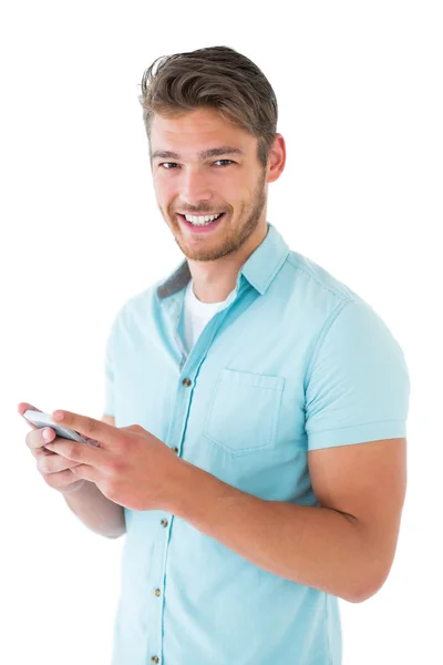 Beau jeune homme utilisant son smartphone — Photo