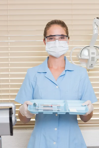 Assistente dentário em bandeja de segurando azul de ferramentas — Fotografia de Stock