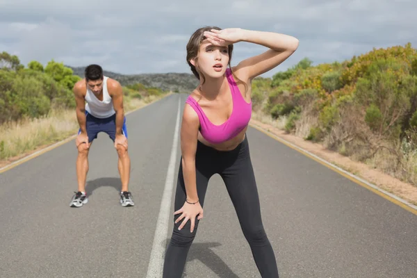 Pareja corriendo en el camino abierto juntos — Foto de Stock