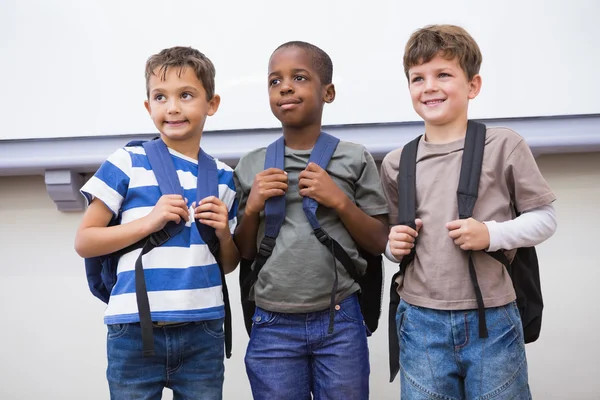 Mitschüler lächeln gemeinsam im Klassenzimmer — Stockfoto