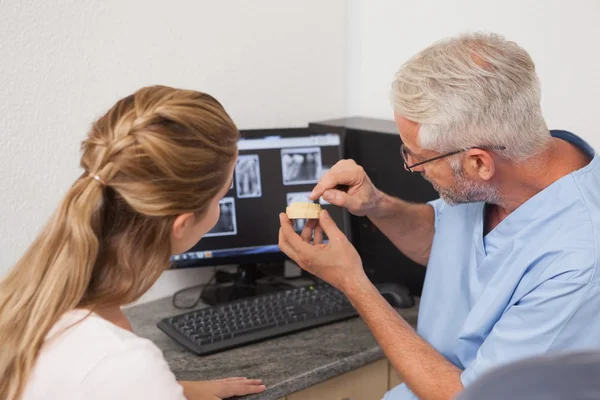 Dentista y asistente sonriendo a la cámara — Foto de Stock