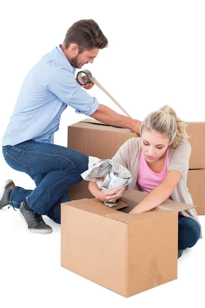 Casal jovem embalagem caixas móveis — Fotografia de Stock