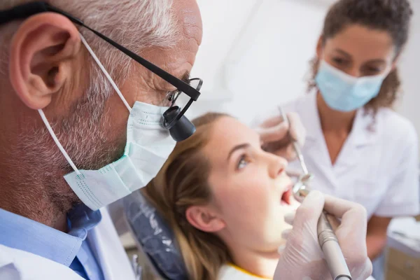 Dentista examinando los dientes pacientes — Foto de Stock